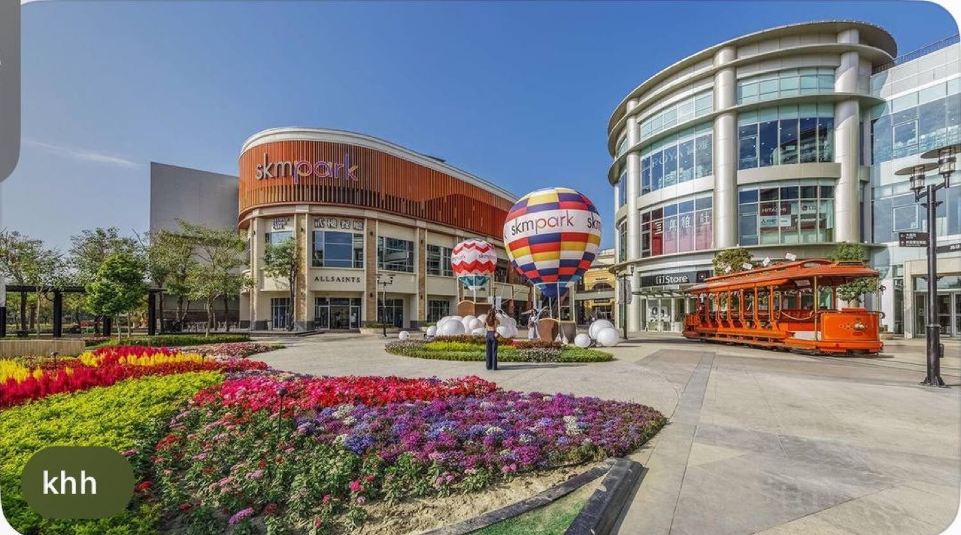 SKM Park Outlets plaza and orange tram